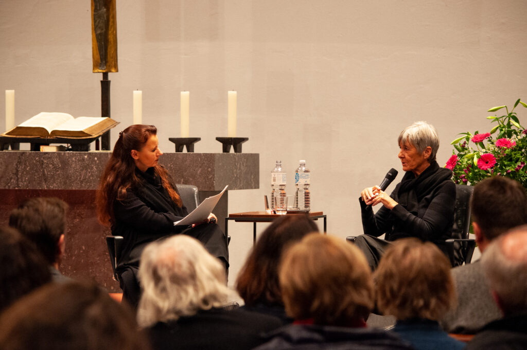 Die Autorin Doris Gercke (r.) im Gespräch mit Astrid Froese bei der Benefizlesung zugunsten von Hinz&Kunzt in St. Nikolai, Hamburg