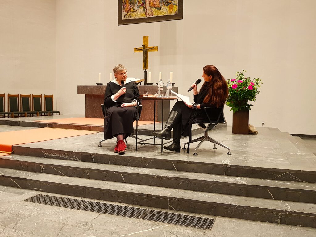 Die Autorin Petra Oelker im Gespräch mit Astrid Froese bei der Benefizlesung zugunsten von Hinz&Kunzt in St. Nikolai, Hamburg